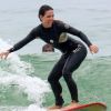 Pérola Faria aproveitou o sábado para ter aula de surfe, neste sábado, 13 de janeiro de 2018