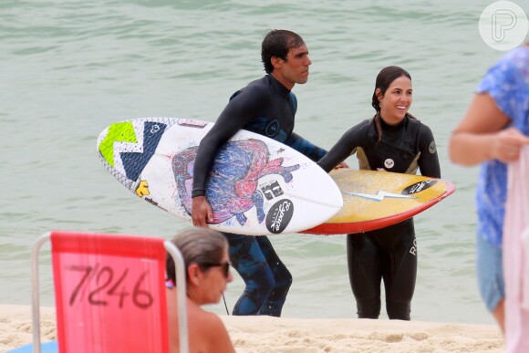 Pérola Faria aproveitou o sábado para ter aula de surfe
