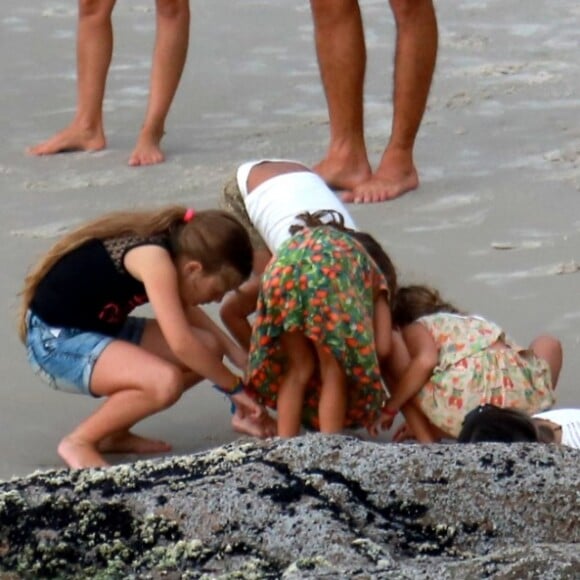 Cauã Reymond ficou todo o tempo olhando a filha de perto