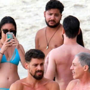 Cauã Reymond foi discretamente clicado por uma fã