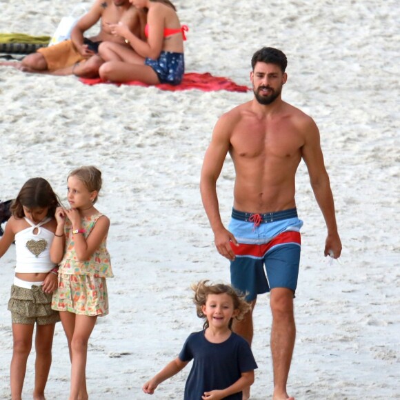 Cauã Reymond brincou com os amigos da filha