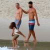 Cauã Reymond curtiu a praia da Joatinha, neste sábado, 13 de janeiro de 2018, com o pai, José Marques, e a filha, Sofia