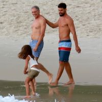 Cauã Reymond curte praia com o pai e a filha, Sofia. Veja fotos!