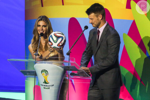 Fernanda Lima foi chamada de 'Musa da Copa' após apresentar o sorteio dos jogos do Mundial ao lado do marido, Rodrigo Hilbert