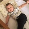 Gusttavo Lima brincou com o filho, Gabriel, de 6 meses, neste domingo, 14 de janeiro de 2018: 'Saudades do papai?'