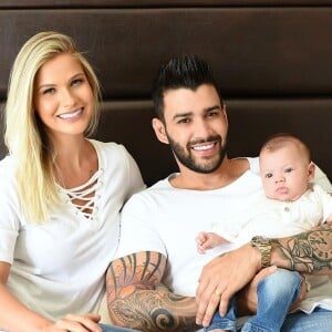 Gusttavo Lima, marido de Andressa Suita, foi ver o filho, Gabriel, de 6 meses, ao chegar de feira em Goiás: 'Bom dia! Dá 'benção, papai!'