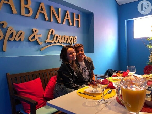 Larissa Manoela e o namorado, Leo Cidade, almoçaram juntos para comemoraram o primeiro mês de namoro