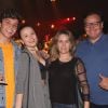 Larissa Manoela e Leo Cidade curtiram show do grupo Fuerza Bruta com os pais da atriz, neste sábado, 13 de janeiro de 2018