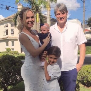 Eliana está com Arthur, de 6 anos, e Manuela, de 4 meses