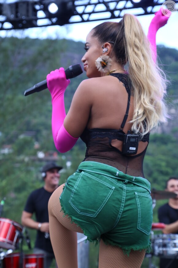 Anitta rebola ao som de seus hits no ensaio do Bloco das Poderosas, no Rio de Janeiro