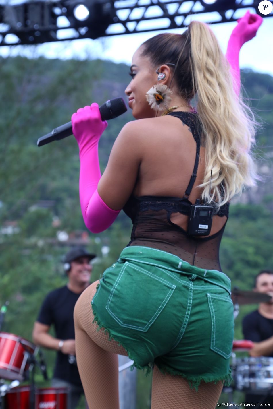 Anitta Rebola Ao Som De Seus Hits No Ensaio Do Bloco Das Poderosas No Rio De Janeiro Purepeople