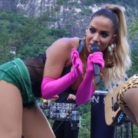Anitta usa body de renda com short curto em ensaio do Bloco das Poderosas, no RJ