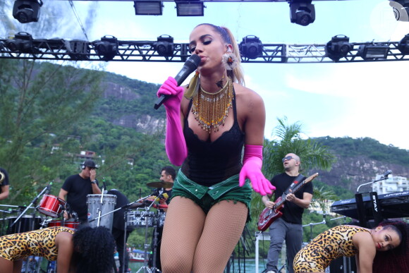 Anitta já está em ritmo de Carnaval com o ensaio do Bloco das Poderosas, no Rio de Janeiro