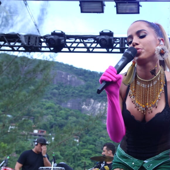 Anitta já está em ritmo de Carnaval com o ensaio do Bloco das Poderosas, no Rio de Janeiro