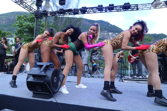 Anitta dança com bailarinas no ensaio do Bloco das Poderosas, no Rio de Janeiro