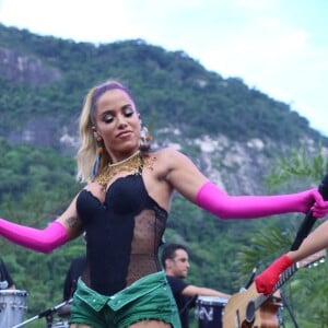 Anitta lança mosa usando shot com botão aberto