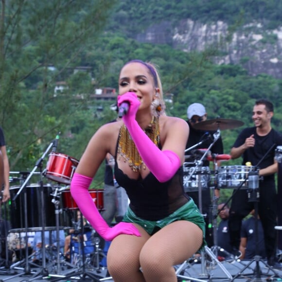 Anitta apostou em luvas rosas para o ensaio do Bloco das Poderosas