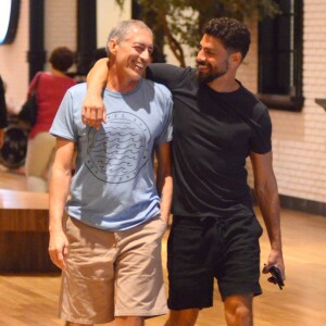 Cauã Reymond passeou com o pai, José Marques, pelo shopping Village Mall