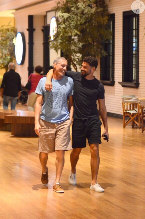 Cauã Reymond passeou com o pai, José Marques, pelo shopping Village Mall