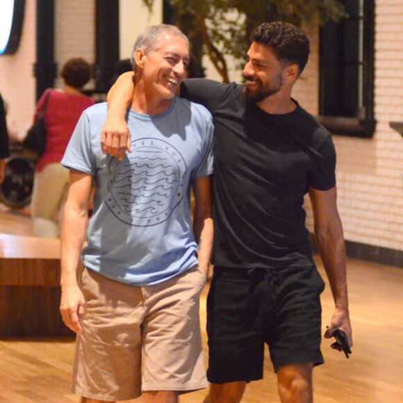 Cauã Reymond passeou com o pai, José Marques, pelo shopping Village Mall