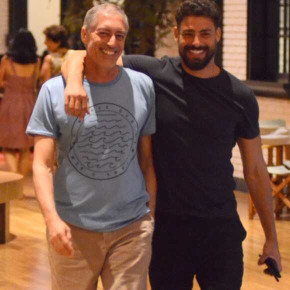 Cauã Reymond sorriu para os fotógrafos durante o passeio