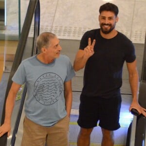 Cauã Reymond esbanjou simpatia no shopping Village Mall