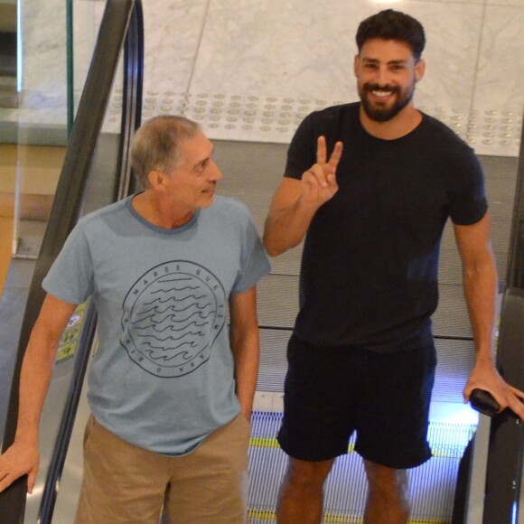 Cauã Reymond esbanjou simpatia no shopping Village Mall