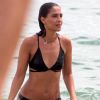 Camila Pitanga evidênciou barriga sequinha após banho no mar