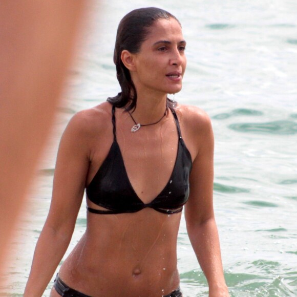 Camila Pitanga evidênciou barriga sequinha após banho no mar