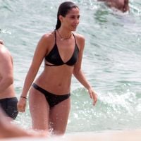 De biquíni, Camila Pitanga se refresca ao dar mergulho em praia do Rio. Fotos!