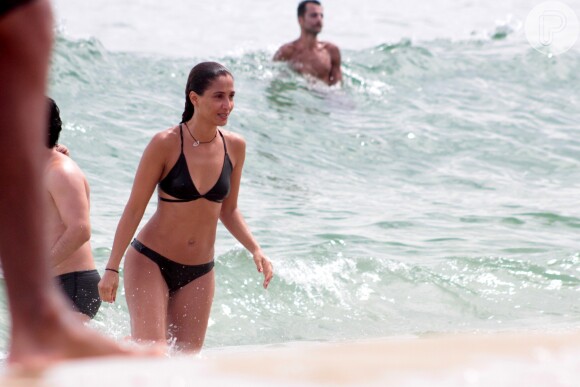 Camila Pitanga se refresca ao dar mergulho em praia do Rio de Janeiro