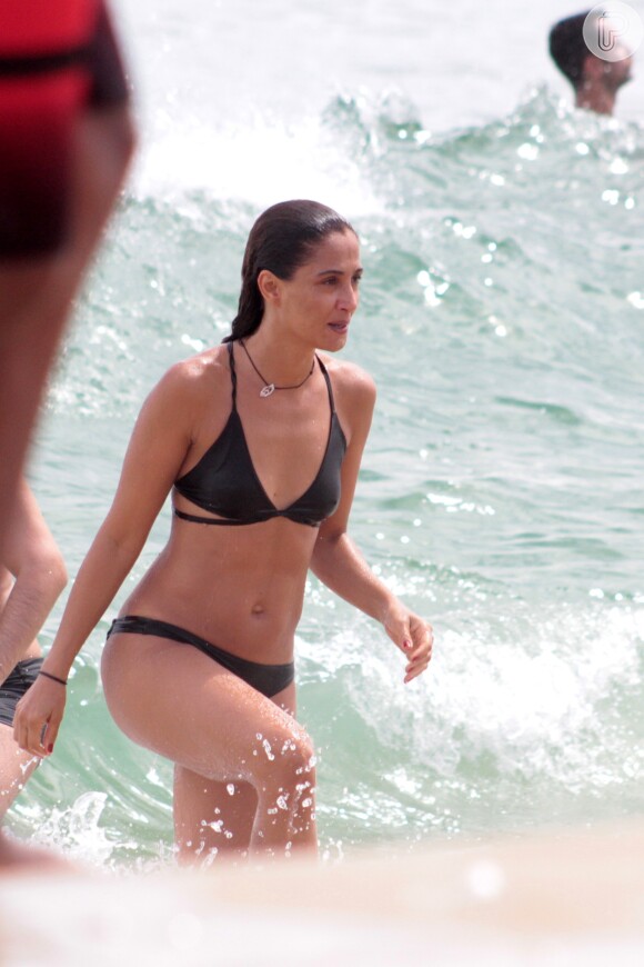 Camila Pitanga, de biquíni, curte dia na praia e dá mergulho no mar de Ipanema, zona sul do Rio de Janeiro
