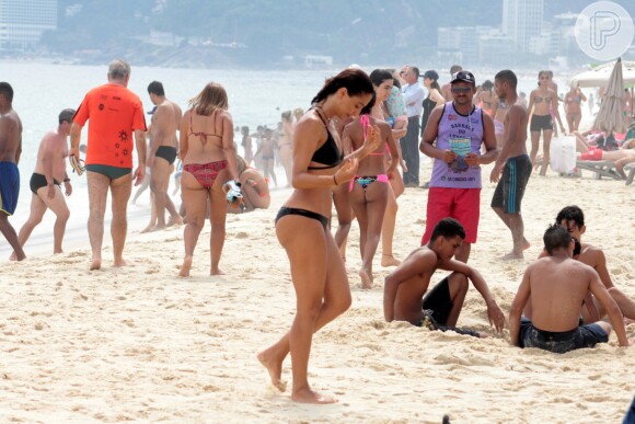 Camila Pitanga, de biquíni, curte dia na praia e dá mergulho no mar de Ipanema, zona sul do Rio de Janeiro, neste domingo, 14 de janeiro de 2018