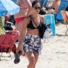 Camila Pitanga coloca saia e deixar praia de Ipanema após mergulho