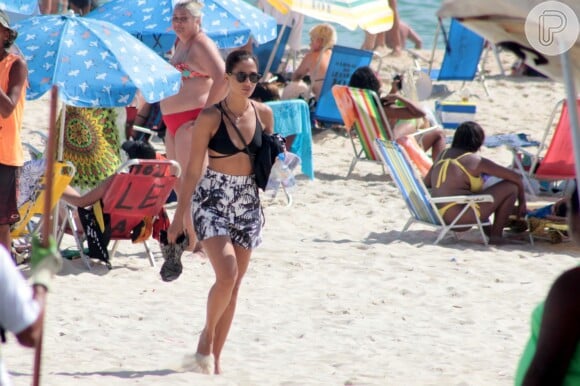 Camila Pitanga coloca saia e deixar praia de Ipanema após mergulho