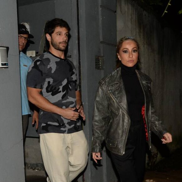 Sabrina Sato e Duda Nagle oficializaram a relação nesta segunda-feira (15)