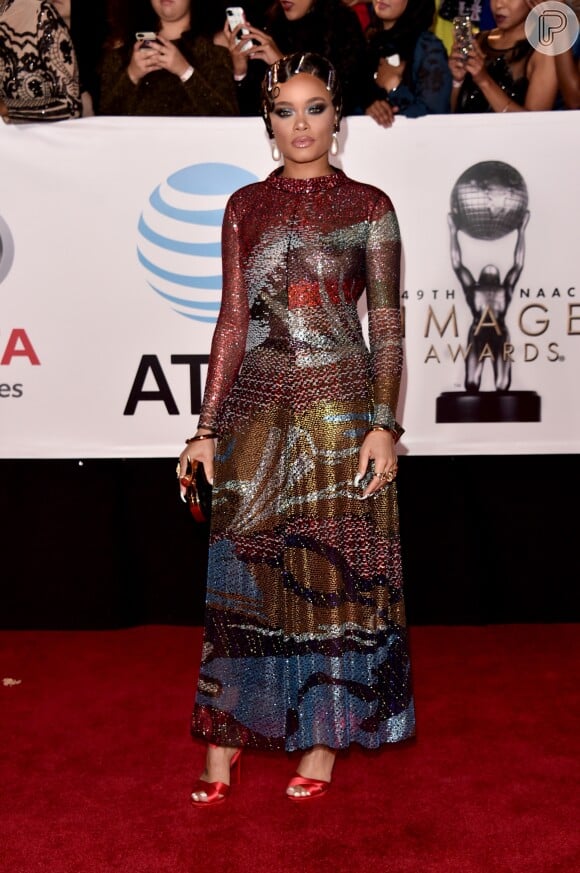 A cantora Andra Day ousou com um vestido transparente Giorgio Armani, coleção outono 2017, na 49ª edição do NAACP Image Awards, realizada em Pasadena, na Califórnia, em 15 de janeiro de 2018
