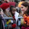 Kate Middleton recebeu flores de uma menininha durante visita à universidade de Coventry