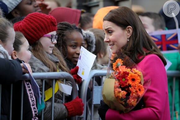 Kate Middleton recebeu flores de uma menininha durante visita à universidade de Coventry