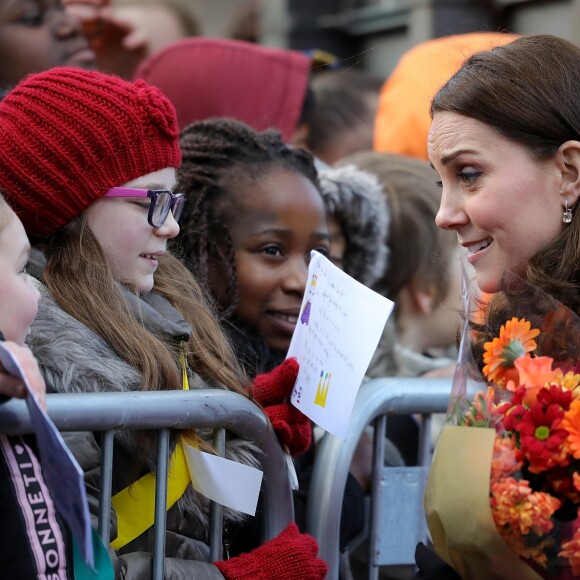 Kate Middleton recebeu flores de uma menininha durante visita à universidade de Coventry