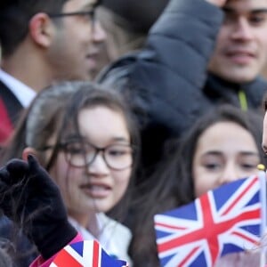 Fora da universidade, Kate Middleton atendeu o público