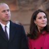 Kate Middleton investiu em um sobretudo rosa da marca Mulberry