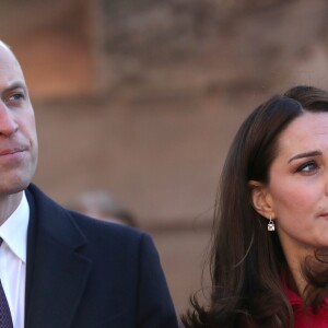 Kate Middleton investiu em um sobretudo rosa da marca Mulberry