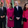Kate Middleton, grávida do terceiro filho do casal, participa de cerimônia acompanhada do marido, Príncipe William, vestindo mesmo sobretudo já usado em 2014