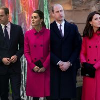 Kate Middleton aposta em sobretudo de R$ 6,6 mil em visita com Príncipe William
