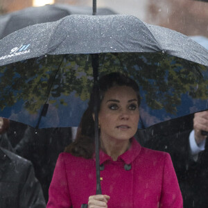 Na ocasião, Kate Middleton apostou nos cabelos presos e abriu mão do uso de luvas