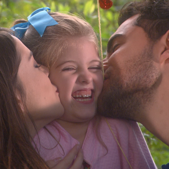 Dulce Maria (Lorena Queiroz) aprova viagem de Gustavo (Carlo Porto) e Cecília (Bia Arantes) para Bariloche, na novela 'Carinha de Anjo'