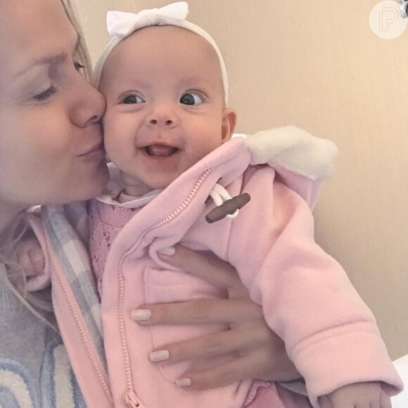 Eliana comemorou a primeira viagem da filha, Manuela, de 4 meses, no Instagram. A apresentadora está com a família nos Estados Unidos
