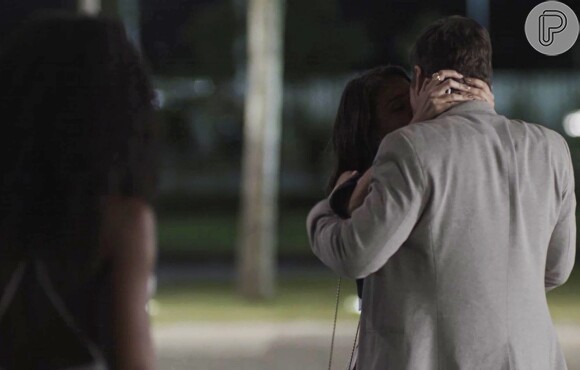 Tônia (Patrícia Elizardo) beija Bruno (Caio Paduan) na frente de Raquel (Erika Januza) para acabar com o namoro dos dois, na novela 'O Outro Lado do Paraíso'