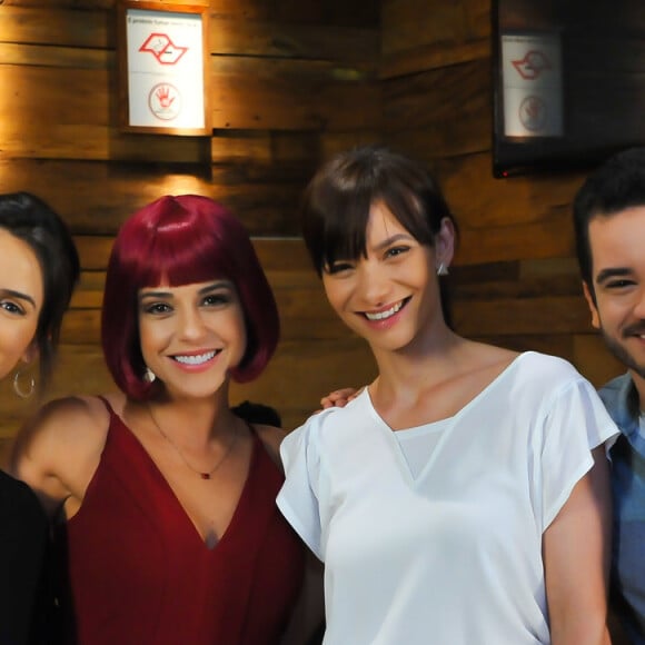 Vitor (Thiago Mendonça), acompanhado por Estefânia (Priscila Sol), encontra Paula (Carolina Manica), sua ex-namorada, em um restaurante, no capítulo que vai ao ar segunda-feira, dia 22 de janeiro de 2018, na novela 'Carinha de Anjo'